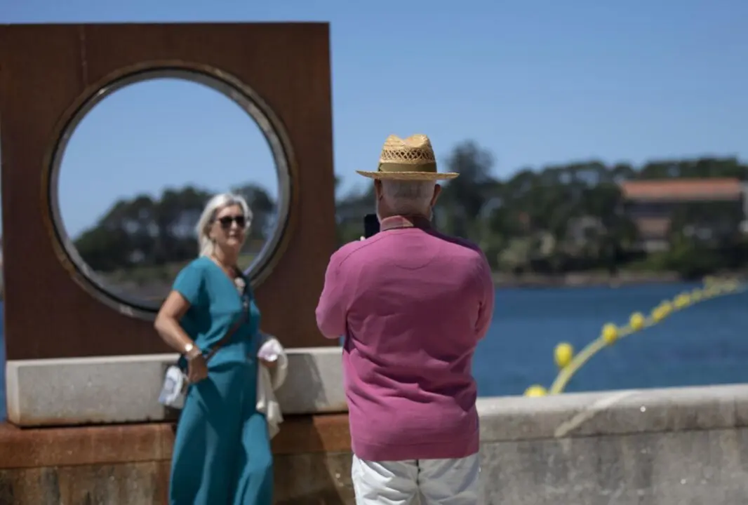  Archivo - Un hombre echa una foto a una mujer en el paseo mar&iacute;timo de la playa de Sanxenxo, a 4 de junio de 2021, en Sanxenxo, Pontevedra, Galicia, (Espa&ntilde;a). - Beatriz Ciscar - Europa Press - Archivo 