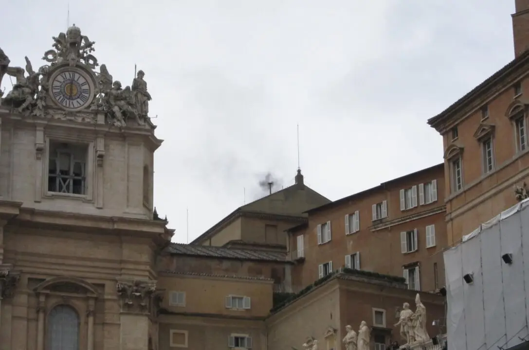  Archivo - Fumata negra en la segunda jornada del c&oacute;nclave de 2013, en el Vaticano - EUROPA PRESS - Archivo 