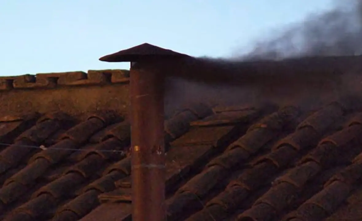  Primera fumata negra en la plaza de San Pedro del Vaticano - EUROPA PRESS 