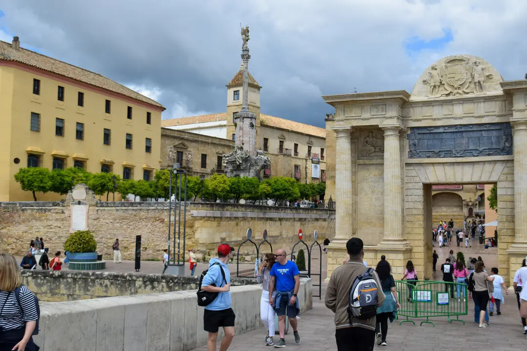  Gente caminando por el Puente Romano 