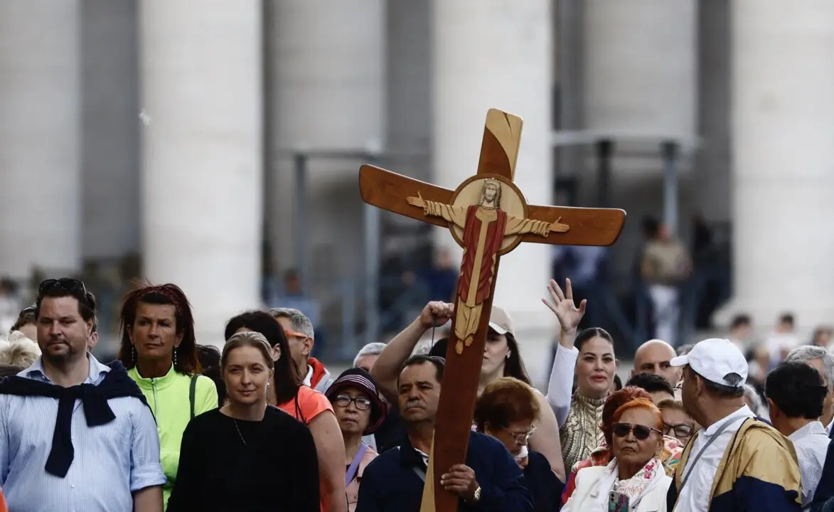  Fieles en la plaza de San Pedro en el segundo d&iacute;a del C&oacute;nclave - Europa Press/Contacto/Cecilia Fabiano 