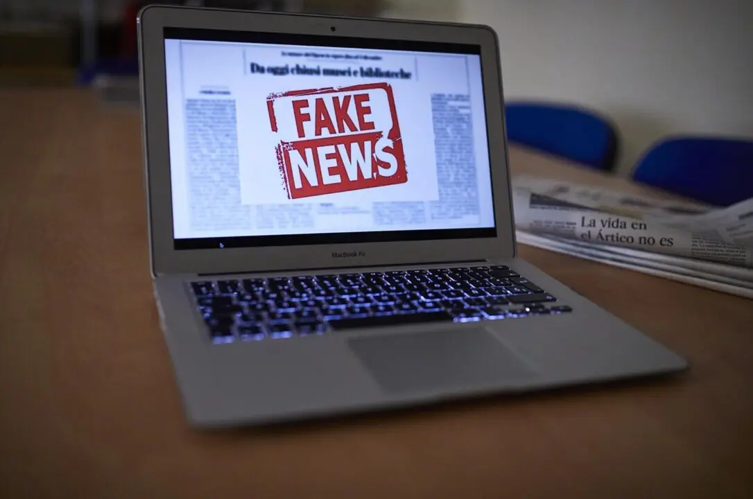  Archivo - Una persona lee en su ordenador port&aacute;til una noticia falsa, en Madrid (Espa&ntilde;a), a 5 de noviembre de 2020. El Gobierno ha aprobado un procedimiento de actuaci&oacute;n contra las conocidas como 'fake news' mediante el cual monitorizar&aacute; la informaci&oacute;n y - Jes&uacute;s Hell&iacute;n - Europa Press - Archivo 