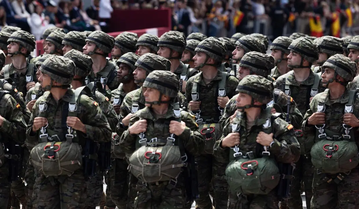  Archivo - Varios militares desfilan con motivo del d&iacute;a de las fuerzas armadas en 2024 - Imanol Rimada - Europa Press - Archivo 