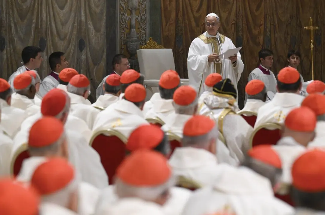  El papa Le&oacute;n XIV en una celebraci&oacute;n junto a los cardenales en la Capilla Sixtina de El Vaticano. - VATICAN MEDIA / Zuma Press / ContactoPhoto | EP 