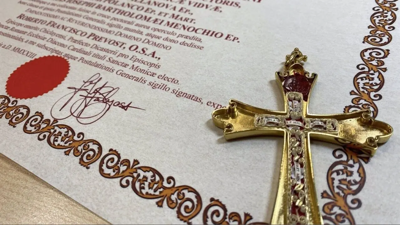  La cruz pectoral con la que el Papa Le&oacute;n XIV se present&oacute; al mundo, el 8 de mayo de 2025, tras ser elegido. - VATICAN MEDIA | EP 