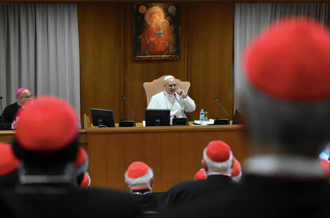  El Papa Le&oacute;n XIV en la reuni&oacute;n con los cardenales, este s&aacute;bado. - VATICAN MEDIA | EP 