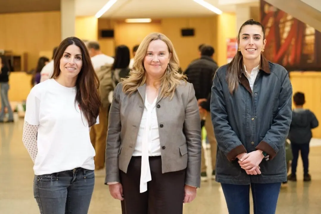  La alcaldesa de la capital burgalesa, Cristina Ayala, y la presidenta de ProBurgos, Andea Ballesteros, junto a la presidenta de la Fundaci&oacute;n ASTI, Ver&oacute;nica Pascual - AYUNTAMIENTO DE BURGOS |&nbsp;EP 