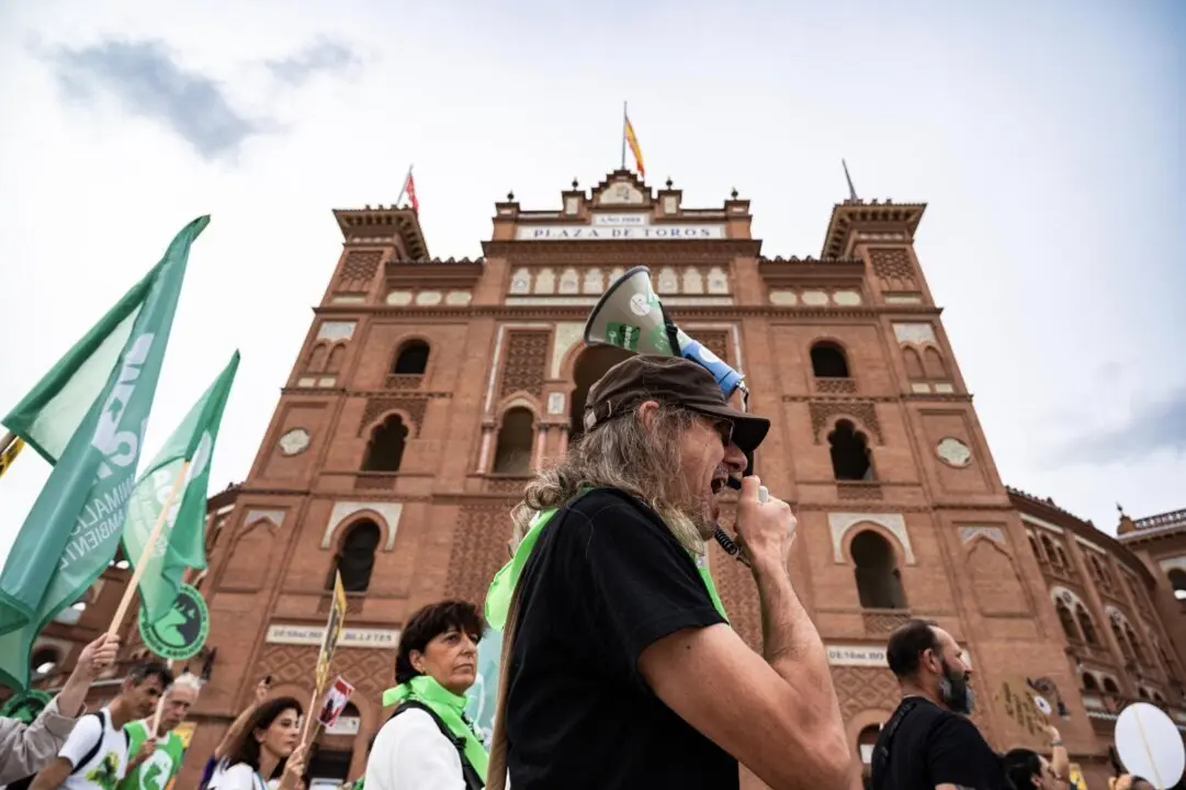  Archivo - Decenas de personas participan, con pancartas, en una manifestaci&oacute;n antitaurina, en las inmediaciones de la plaza de toros de las Ventas, a 16 de septiembre de 2023, en Madrid (Espa&ntilde;a). - Diego Radam&eacute;s - Europa Press - Archivo 