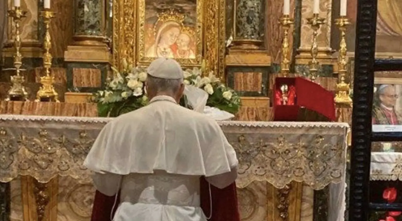  El Papa Le&oacute;n XIV rezando en el Santuario de la Madre del Buen Consejo. - Vatican Media | EP 