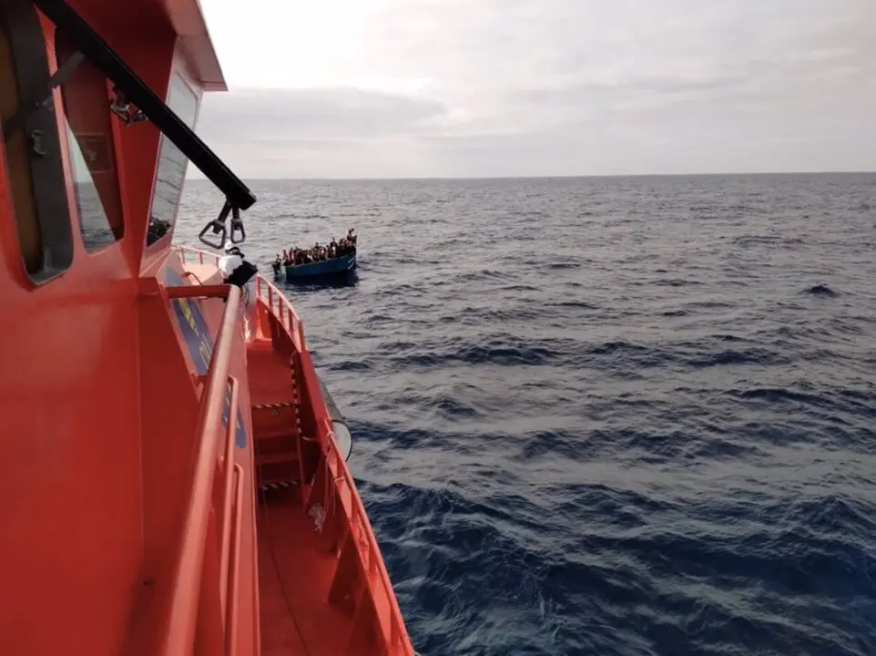  Archivo - Imagen de recurso de la guardamar Tal&iacute;a procediendo al rescate de 47 personas de una patera localizada por un pesquero a 19 millas de Lanzarote - SALVAMENTO MAR&Iacute;TIMO - Archivo | EP 