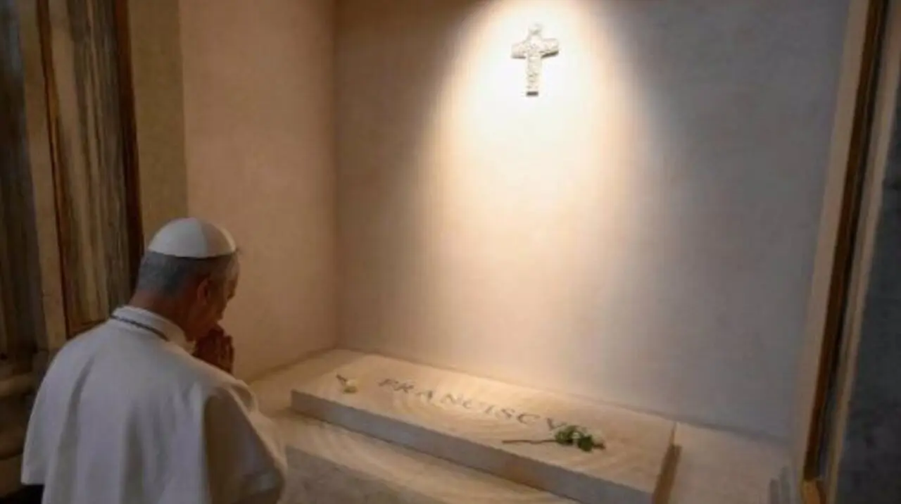  El Papa Le&oacute;n XIV reza ante la tumba del Papa Francisco. - Vatican Media | EP 