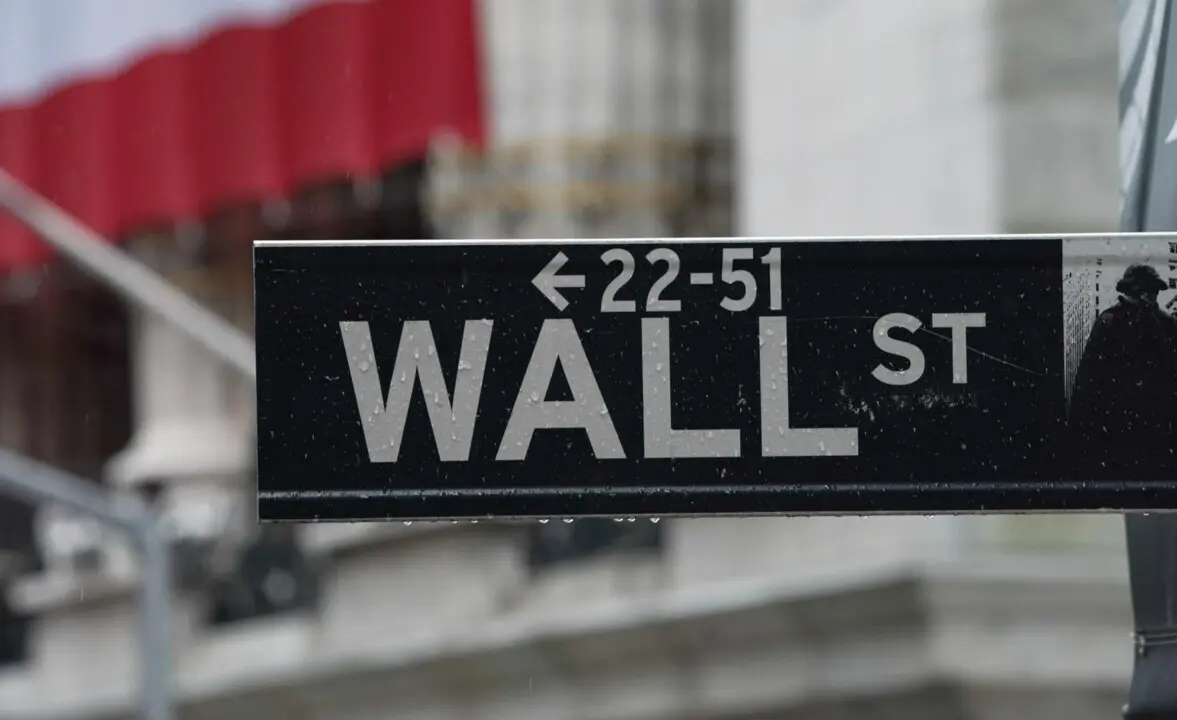  Archivo - 03 April 2020, US, New York: A Wall street sign is hanged near the facade of the New York Stock Exchange as stocks fall after the US reports job losses in March and on coronavirus fears. Photo: Bryan Smith/ZUMA Wire/dpa - Bryan Smith/ZUMA Wire/dpa - Archivo 