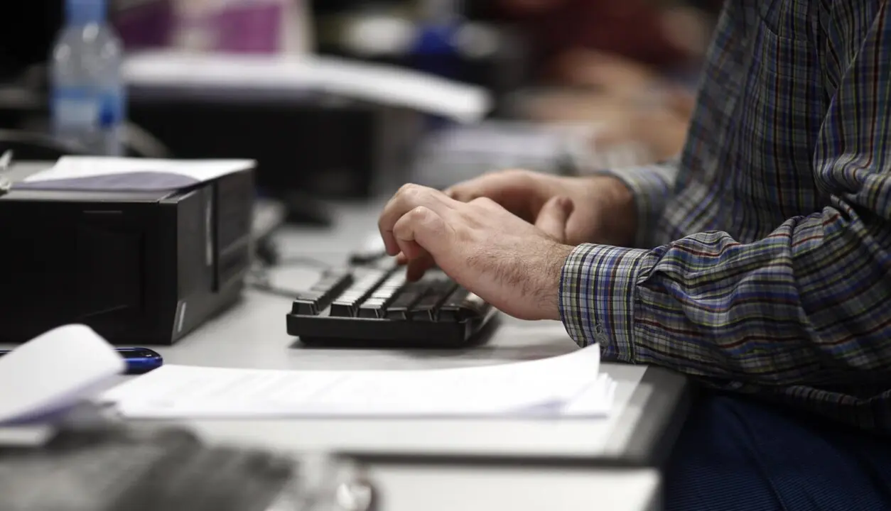 Archivo - Gente trabajando, ordenador, ordenadores - EUROPA PRESS - Archivo 