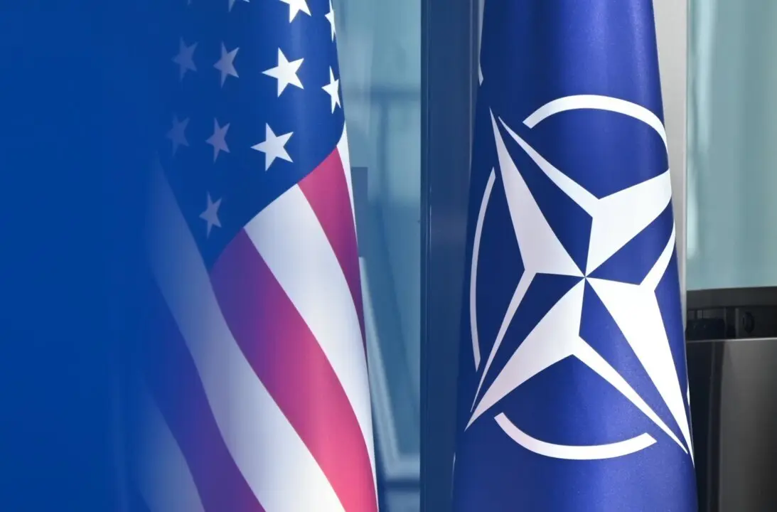  Archivo - Una bandera de Estados Unidos y una bandera de la OTAN - Anna Ross/dpa - Archivo 