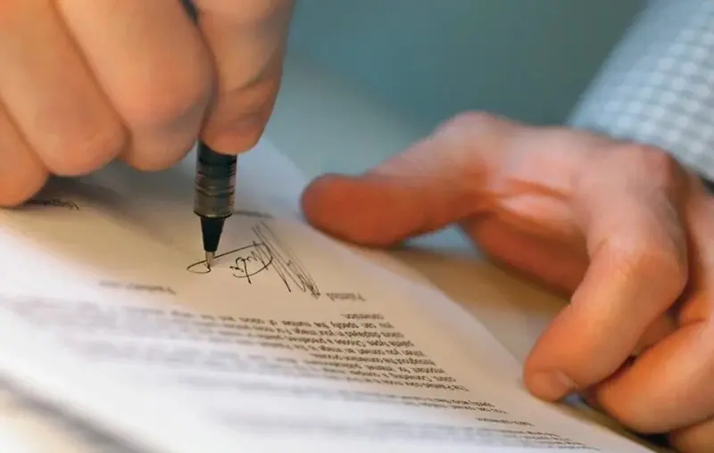  Persona firmando un testamento 