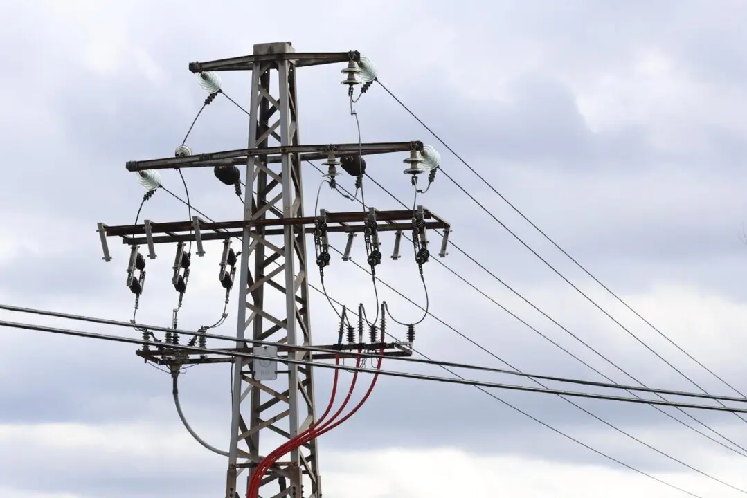  Archivo - Un poste el&eacute;ctrico, a 14 de marzo de 2025, en Madrid (Espa&ntilde;a). - Marta Fern&aacute;ndez - Europa Press - Archivo 