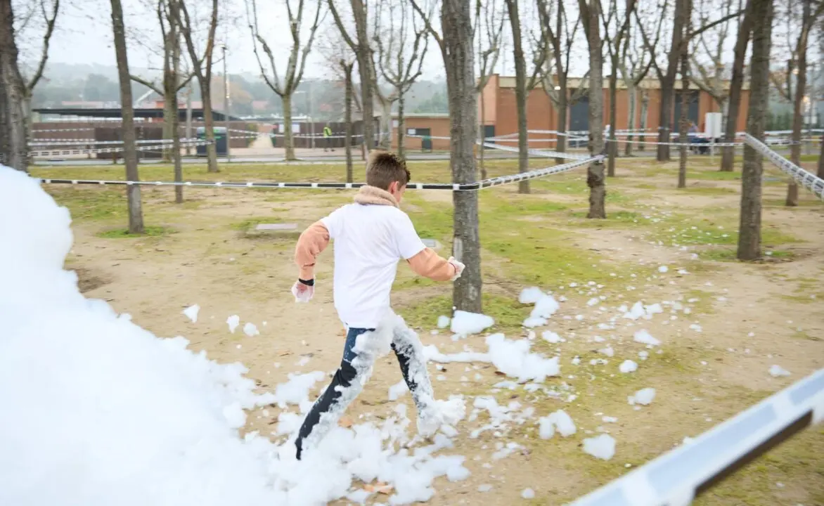  Archivo - Un ni&ntilde;o participa en una carrera de obst&aacute;culos en Madrid. - Jes&uacute;s Hell&iacute;n - Europa Press - Archivo 