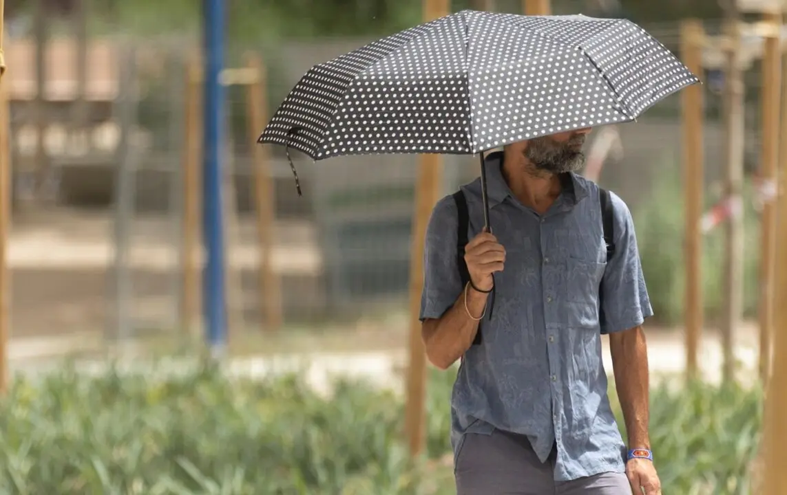  Archivo - Un hombre pasea con paraguas, a 16 de junio de 2022, en Madrid (Espa&ntilde;a). - Eduardo Parra - Europa Press - Archivo 