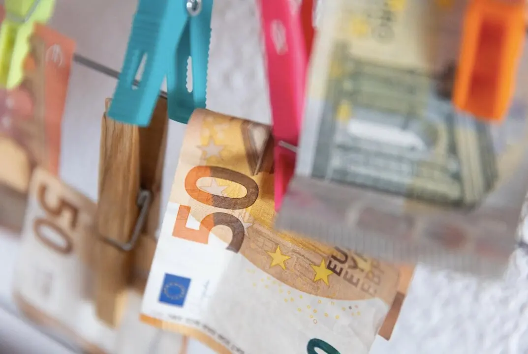  Archivo - Varios billetes sujetos con pinzas. - Eduardo Parra - Europa Press - Archivo 