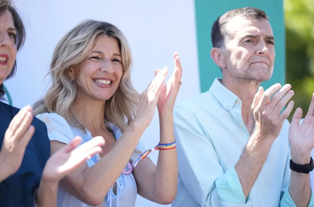  La vicepresidenta segunda del Gobierno y ministra de Trabajo, Yolanda D&iacute;az, (I) y el coordinador federal de IU, Antonio Ma&iacute;llo, (D) en un acto sobre la reducci&oacute;n de la jornada laboral organizado por Movimiento Sumar e IU en Sevilla. - JOAQUIN CORCHERO / EUROPA PRESS 