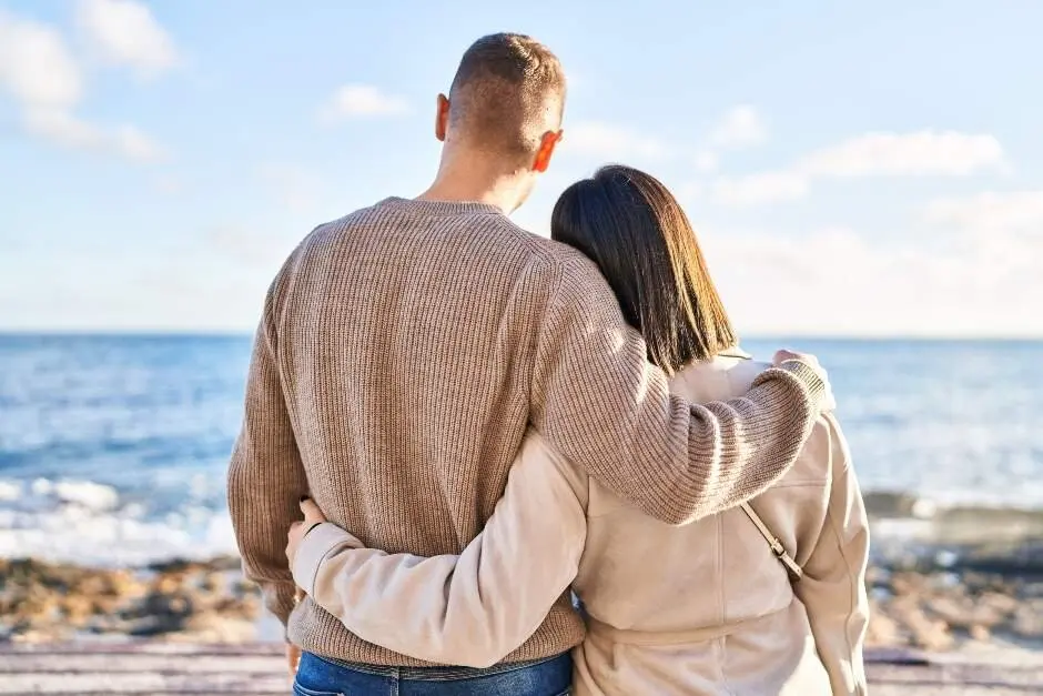  Pareja frente al mar. 