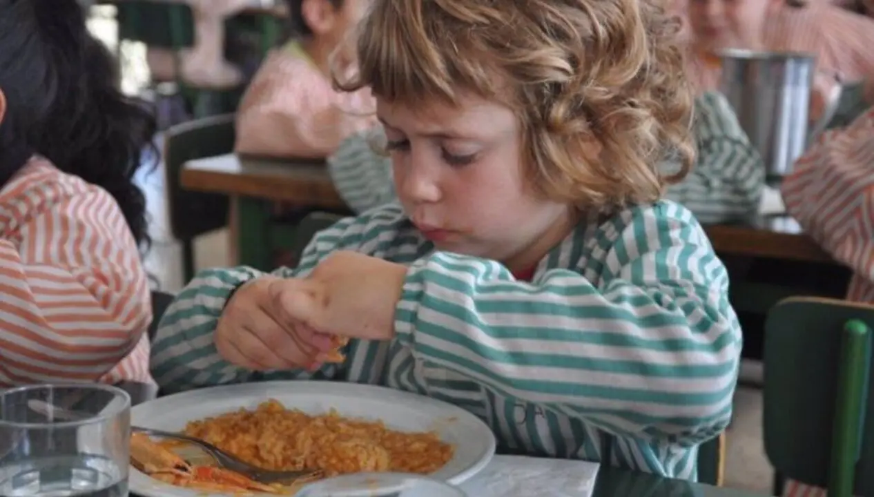  Archivo - Ni&ntilde;o comiendo en una escuela catalana, beca comedor - CREU ROJA CATALUNYA - Archivo | EP 