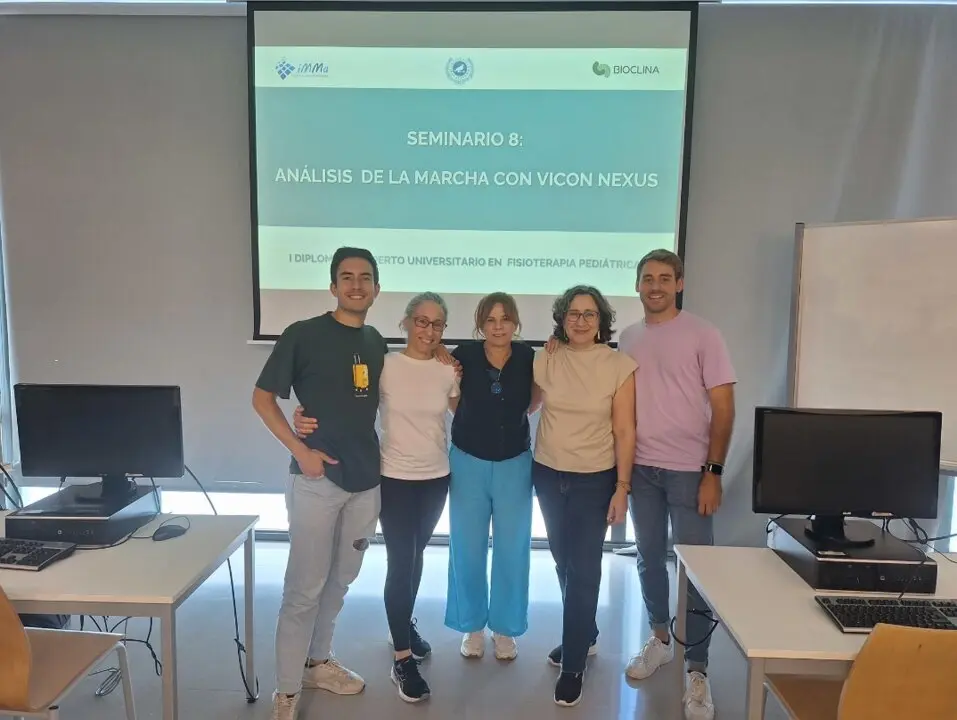  Algunos de los autores de un andador pedi&aacute;trico que facilita la marcha y recaba datos cl&iacute;nicos fuera del entorno hospitalario. - JUNTA DE ANDALUC&Iacute;A | EP 