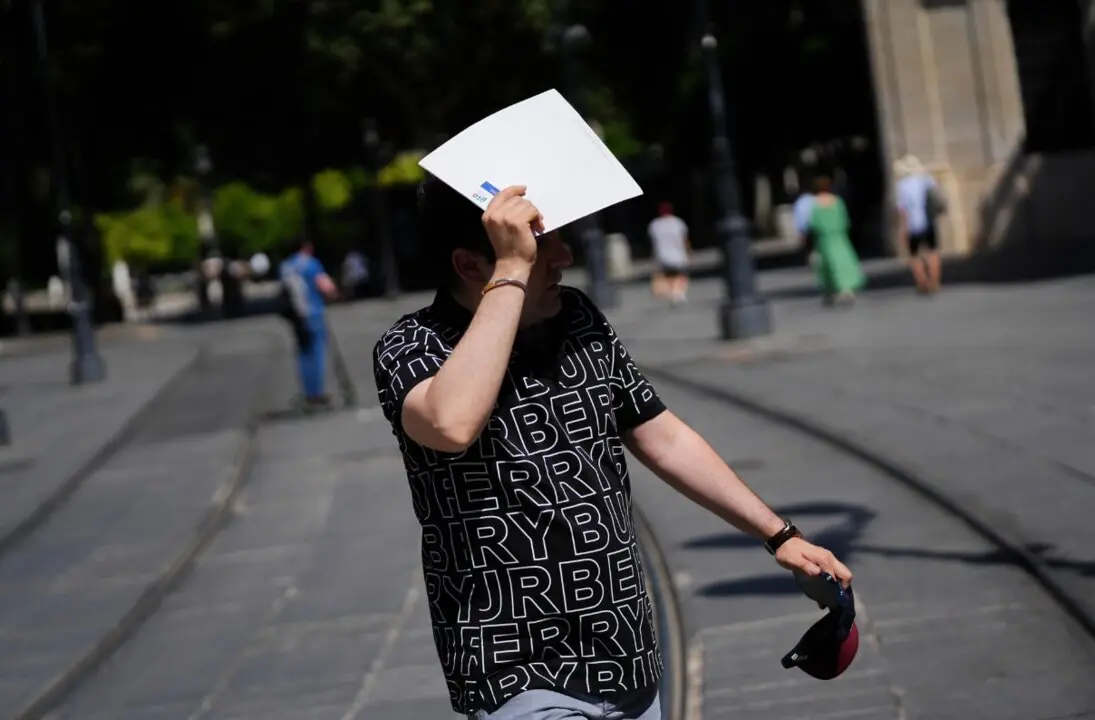  Un hombre se protege del sol con una carpeta. A 28 de mayo de 2025, en Sevilla (Andaluc&iacute;a, Espa&ntilde;a).La Agencia Estatal de Meteorolog&iacute;a (Aemet) ha activado para este mi&eacute;rcoles el aviso amarillo por calor en diversas zonas de C&oacute;rdoba, Ja&eacute;n y Sevilla, donde l - Mar&iacute;a Jos&eacute; L&oacute;pez - Europa Press 