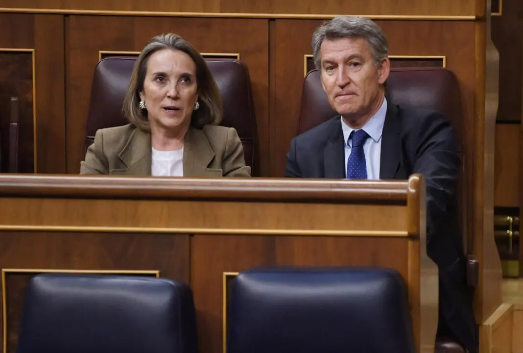  La secretaria general del PP, Cuca Gamarra y el presidente del PP, Alberto N&uacute;&ntilde;ez Feij&oacute;o, durante una sesi&oacute;n plenaria, a 28 de mayo de 2025, en Madrid (Espa&ntilde;a). - Fernando S&aacute;nchez - Europa Press 