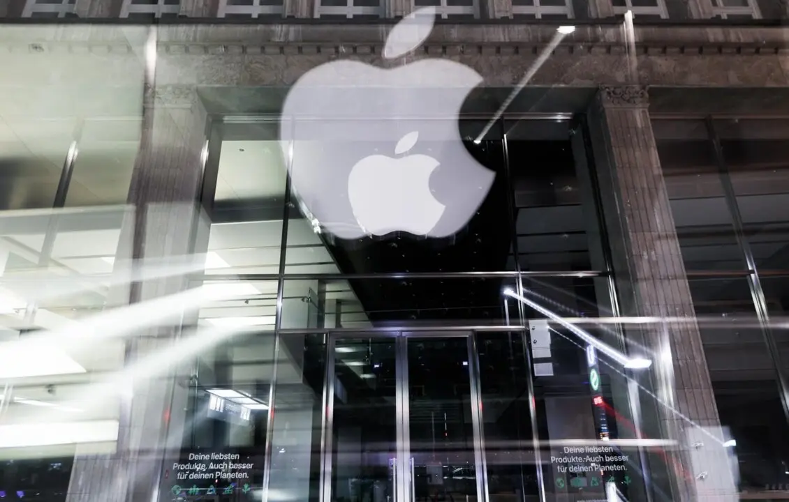  Archivo - FILED - 01 May 2023, Hamburg: The logo of the US technology company Apple can be seen at night at the Apple Store Jungfernstieg in the city center. Photo: Christian Charisius/dpa - Christian Charisius/dpa - Archivo 