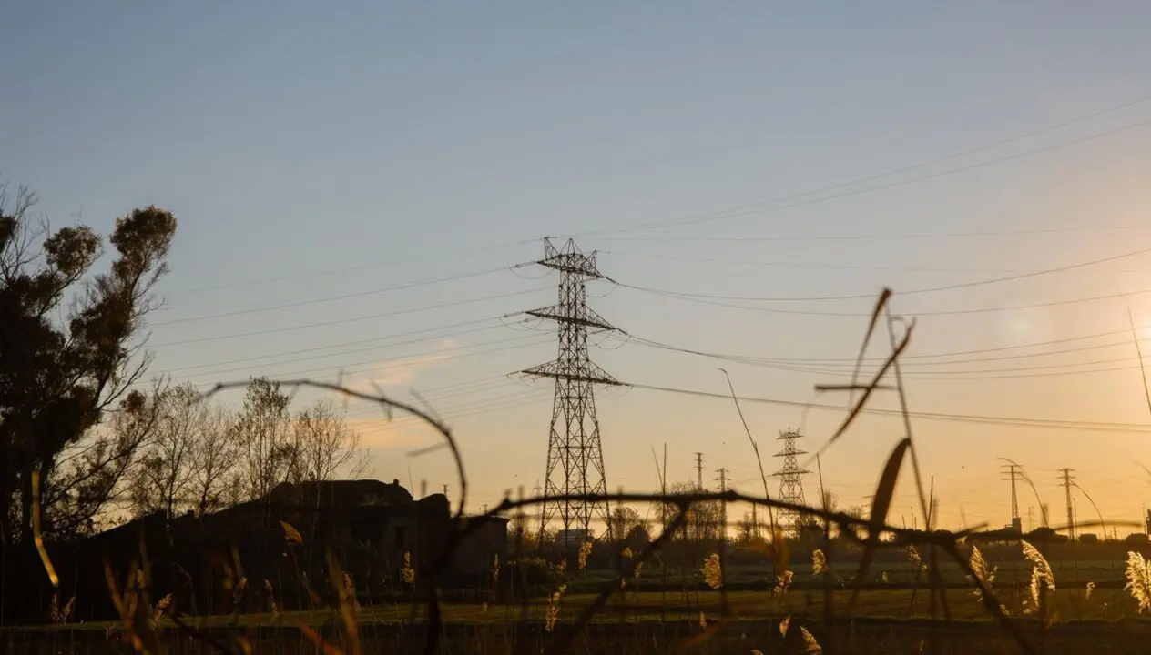  Archivo - Un poste el&eacute;ctrico, a 12 de enero del 2021, en Barcelona, Catalu&ntilde;a (Espa&ntilde;a). Seg&uacute;n los datos provisionales del Operador del Mercado Ib&eacute;rico de Energ&iacute;a (OMIE), el precio promedio de la luz para los clientes de tarifa regulada vinculados al mercad - David Zorrakino - Europa Press - Archivo 