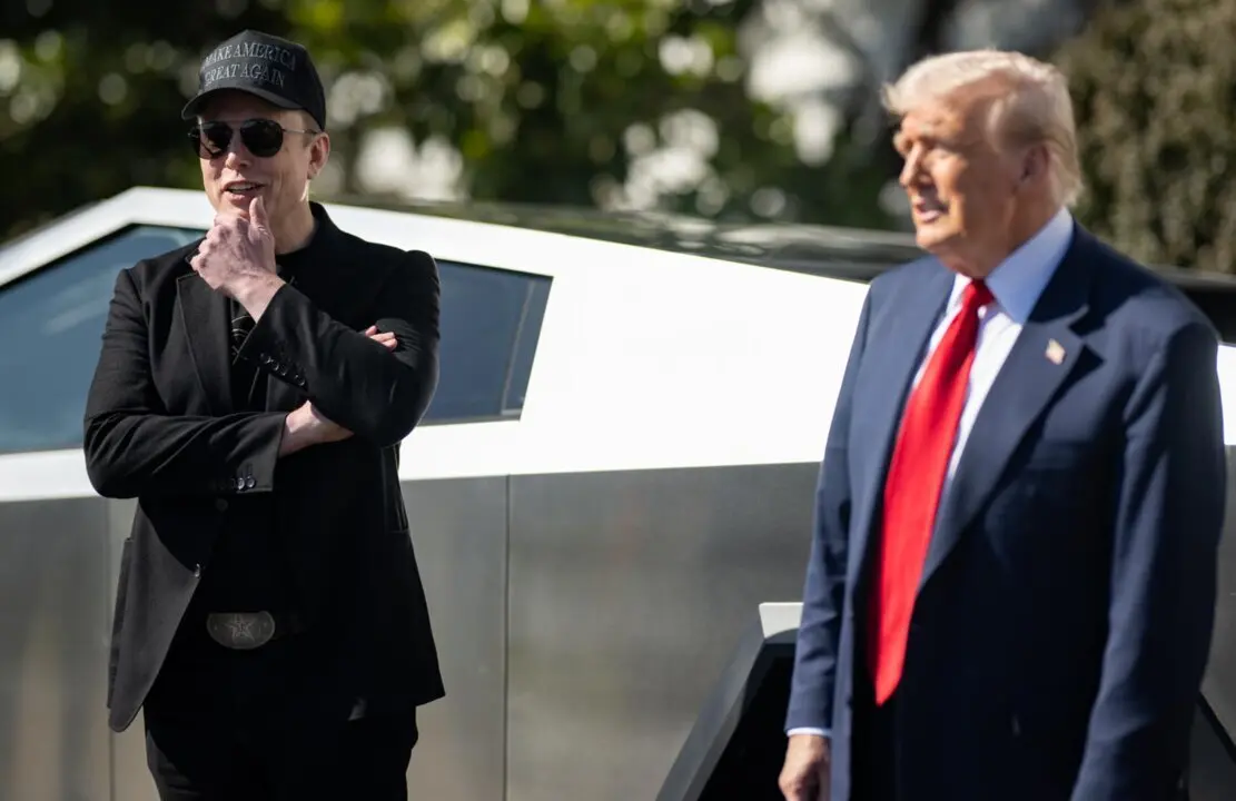  Archivo - FILED - 11 March 2025, US, Washington: US President Donald Trump (R), stands with tech billionaire Elon Musk by a Tesla Cybertruck on the South Lawn of the White House. Photo: Molly Riley/White House/dpa - ATTENTION: editorial use only and only - Molly Riley/White House/dpa - Archivo 