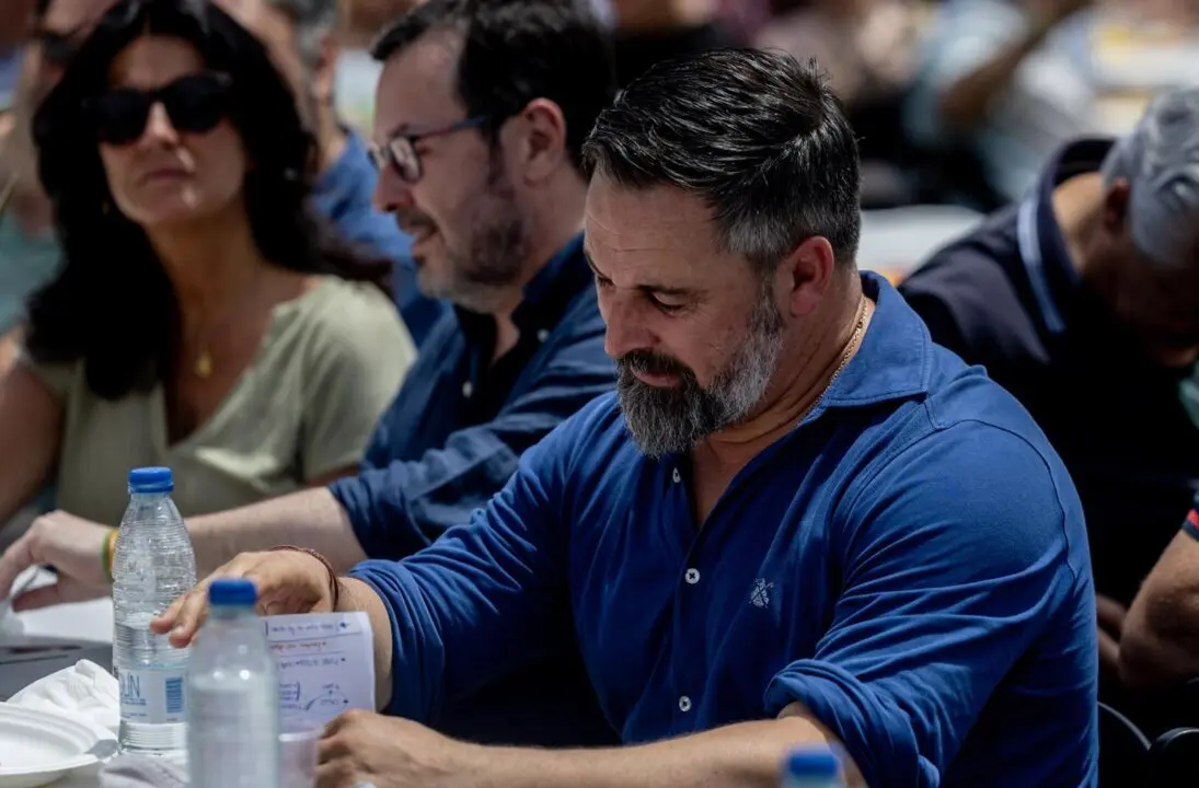  El presidente de Vox, Santiago Abascal (d), y el presidente de Vox en Madrid, Jos&eacute; Antonio F&uacute;ster (c), durante una comida con afiliados y simpatizantes de Vox, en El Jard&iacute;n de la Chalota, a 1 de junio de 2025, en Navalagamella, Madrid (Espa&ntilde;a). - Ricardo Rubio - Europa Press 