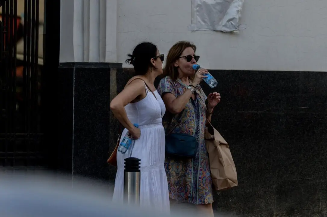  Una persona bebe agua en la calle durante un episodio de calor &ldquo;extraordinario&rdquo;, a 31 de mayo de 2025, en Madrid (Espa&ntilde;a). - Ricardo Rubio - Europa Press 