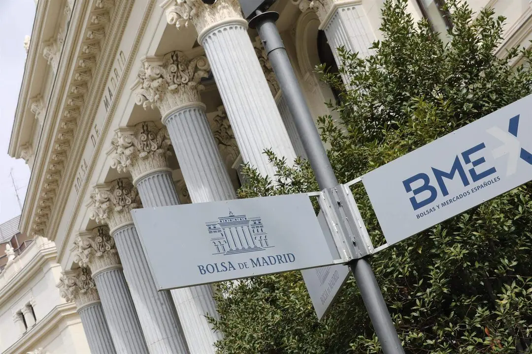  Cartel colocado en las inmediaciones del edificio de la Bolsa de Madrid 