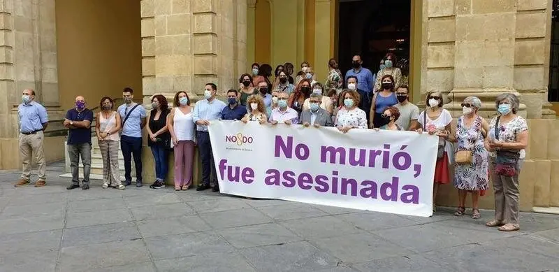  Minuto de silencio con motivo de la v&iacute;ctima de violencia machista del Cerro del &Aacute;guila 