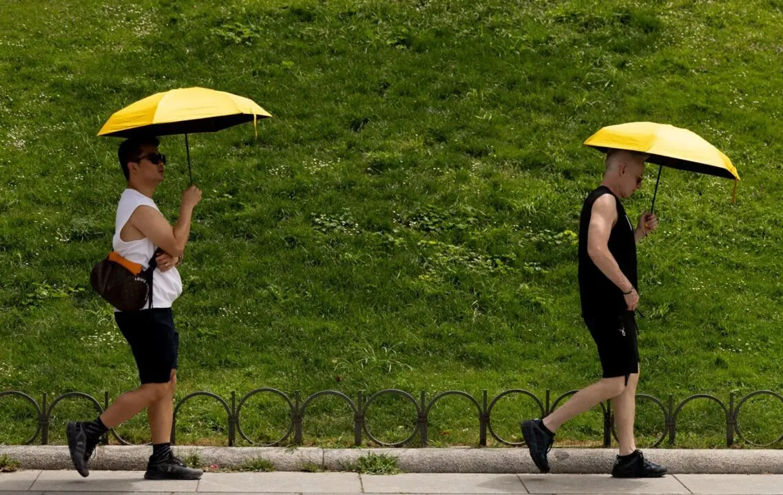  Archivo - Varias personas se resguardan del sol bajo un paraguas, a 18 de julio de 2024, en Madrid (Espa&ntilde;a). - Eduardo Parra - Europa Press - Archivo 