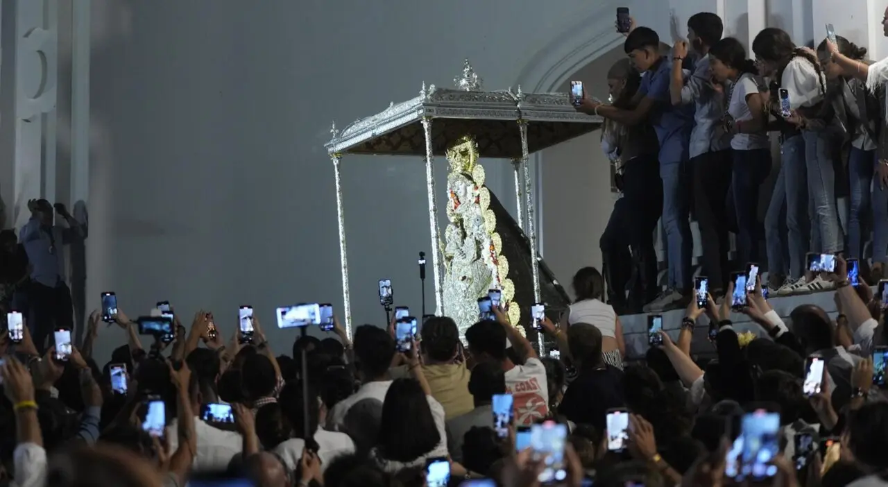  Detalle de la salida de la Virgen del Roc&iacute;o por las calles de la Aldea. - Joaquin Corchero - Europa Press 