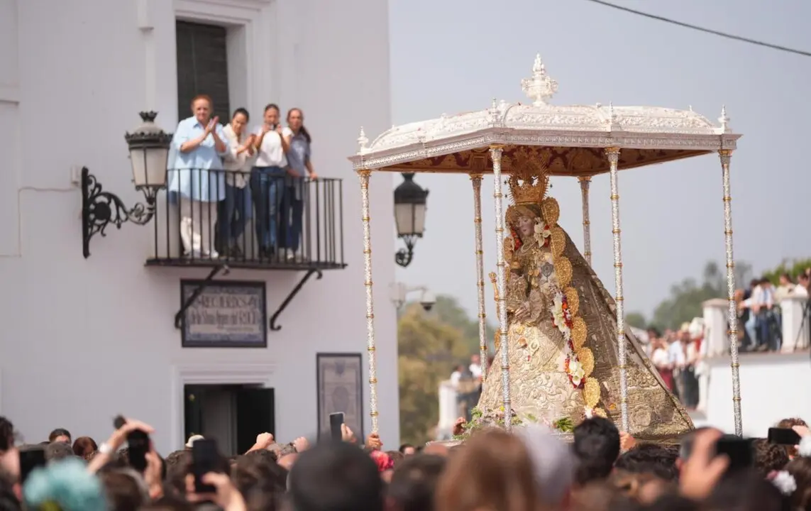  La Virgen del Roc&iacute;o por las calles de la aldea durante la procesi&oacute;n.<br>- JOAQU&Iacute;N CORCHERO.- EUROPA PRESS 