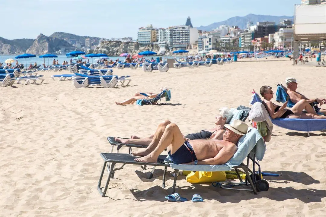  Numerosas personas toman el sol en la playa de Poniente, a 11 de marzo de 2023, en Benidorm 