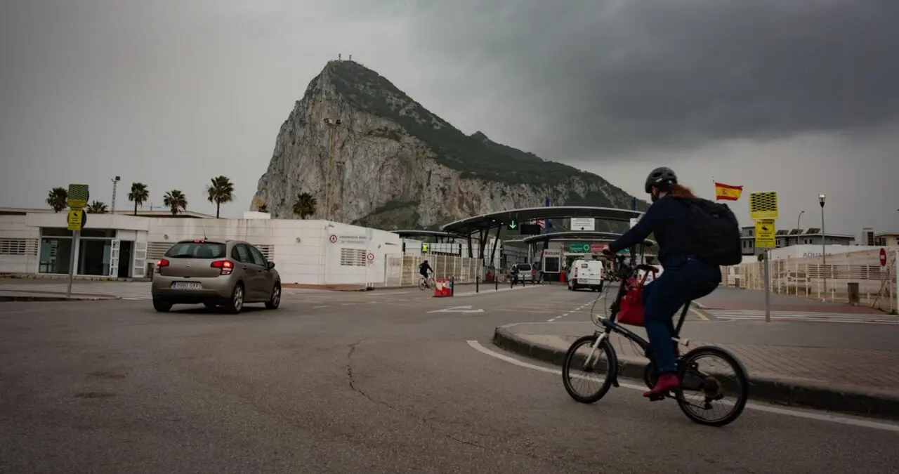 Archivo - Tr&aacute;nsito de coches y personas en la frontera de Gibraltar<br>- Marcos Moreno - Europa Press - Archivo 