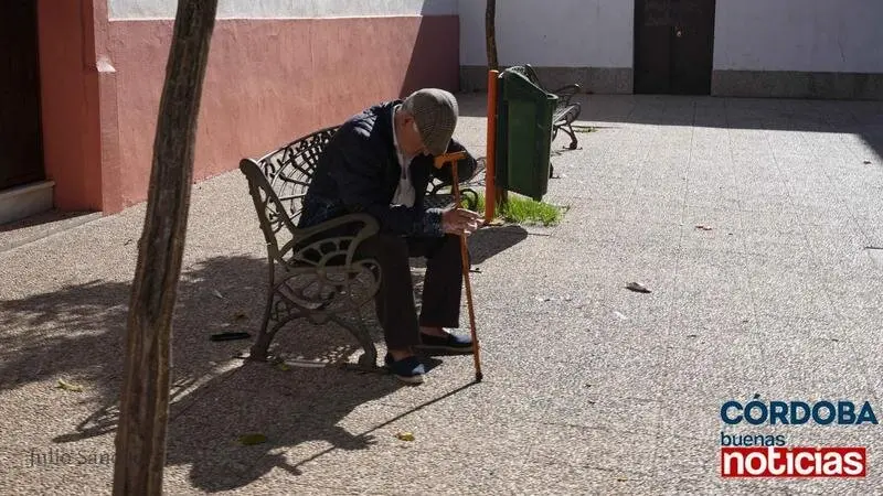  Abuelo sentado en banco en Santa Rosa.  Julio Sanchez CBN 