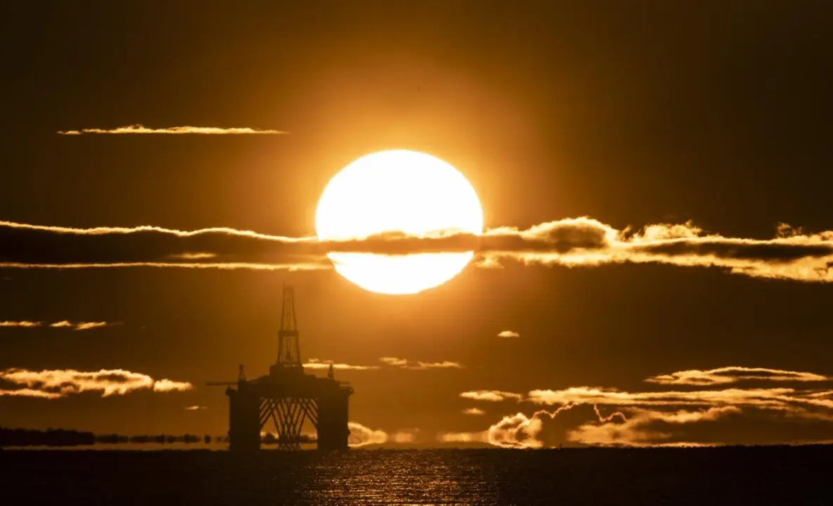  Archivo - 27 April 2020, Scotland, Kirkcaldy: The sun rises behind a redundant oil platform moored in the Firth of Forth near Kirkcaldy. Photo: Jane Barlow/PA Wire/dpa<br>- Jane Barlow/PA Wire/dpa - Archivo 