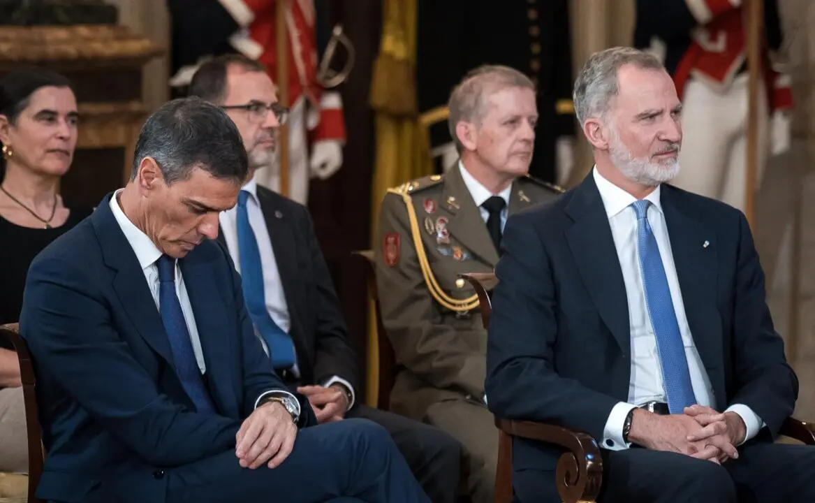  l Rey Felipe VI (d) y el presidente del Gobierno, Pedro S&aacute;nchez (i), durante el acto del XL aniversario de la firma del Tratado de Adhesi&oacute;n de Espa&ntilde;a a las Comunidades Europeas<br>- Diego Radam&eacute;s - Europa Press 