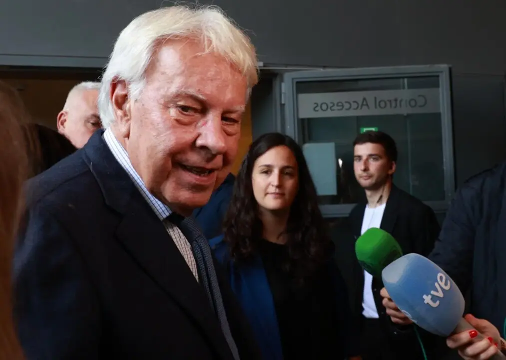  Archivo - El expresidente del Gobierno Felipe Gonz&aacute;lez, atiende a los medios a su llegada a la jornada de Cesur. A 20 de marzo de 2025, en Sevilla (Andaluc&iacute;a, Espa&ntilde;a).<br>- Roc&iacute;o Ruz - Europa Press - Archivo 