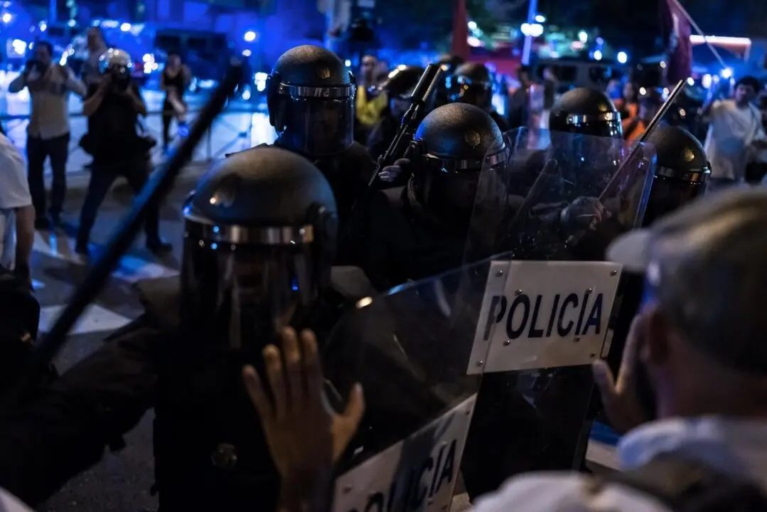  Varios agentes de la Polic&iacute;a Nacional cargan contra los manifestantes durante una marcha para pedir la dimisi&oacute;n de S&aacute;nchez, desde el intercambiador de Moncloa hasta la calle de Ferraz, a 13 de junio de 2025, en Madrid (Espa&ntilde;a).<br>- Diego Radam&eacute;s - Europa Press 
