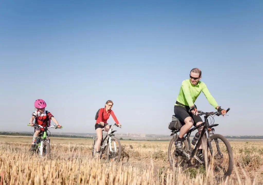  Archivo - Ni&ntilde;os practicando deporte con los padres<br>- GO FIT - Archivo | EP 