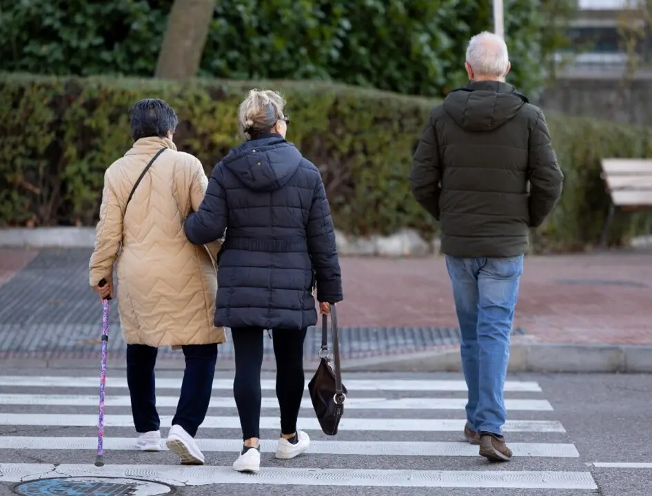  Archivo - Personas mayores pasean.<br>- Eduardo Parra - Europa Press - Archivo 