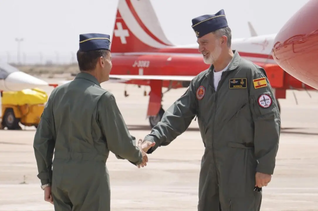  El Rey Felipe VI (d) a su llegada a la Academia General del Aire y del Espacio (AGA), a 14 de junio de 2025, en San Javier, Regi&oacute;n de Murcia (Espa&ntilde;a). Esta es una de las mayores exposiciones de aeronaves militares y civiles, del &aacute;mbito nacional e internac<br>- Mart&iacute;n C. - Europa Press 