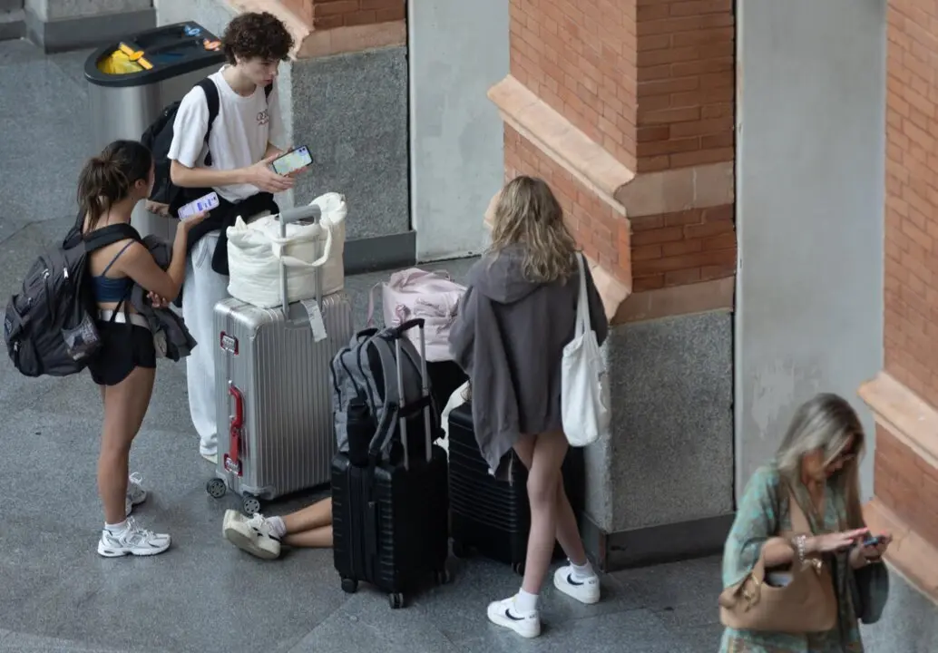  Archivo - Varias personas con maletas en la estaci&oacute;n de Puerta de Atocha-Almudena Grandes, a 19 de junio de 2024, en Madrid (Espa&ntilde;a).<br>- Eduardo Parra - Europa Press - Archivo 
